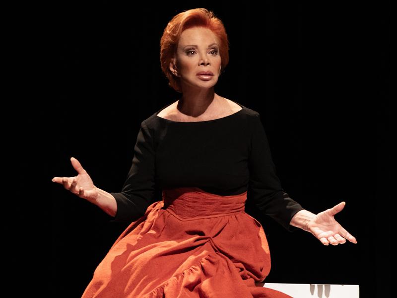 Paloma San Basilio llega a un Teatro Juan Bravo lleno para interpretar a una desconocida Dulcinea