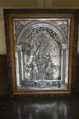 La Diputación de Segovia restaura un relieve en plata cincelada y repujada de la Virgen de la Fuencisla y recupera su prestancia original