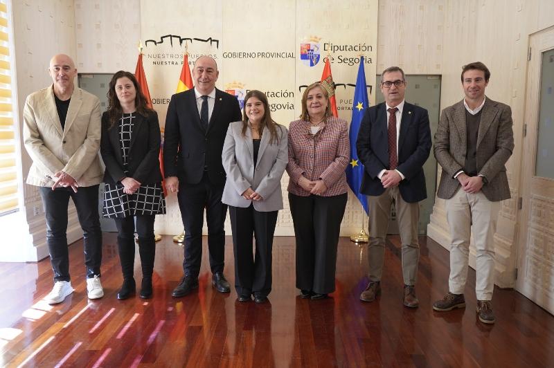 Carmen Vargas-Machuca toma posesión como viceinterventora de la Diputación, en un acto en el que el presidente pide que la institución 