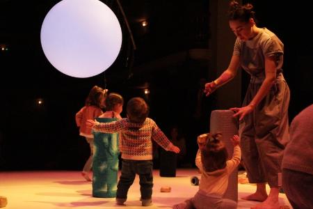 La compañía Engruna Teatre muestra en el Teatro Juan Bravo a varias familias segovianas cómo aficionarse al universo escénico desde bebés