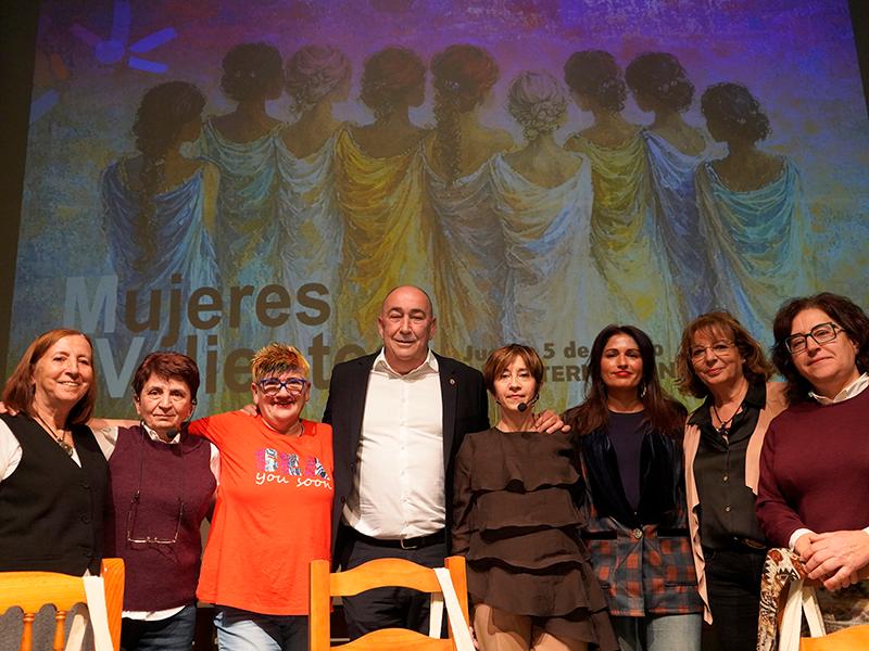 Más de trescientas personas asisten en el auditorio Martín Frías de Coca al acto 'Mujeres valientes', dentro de la programación propuesta...
