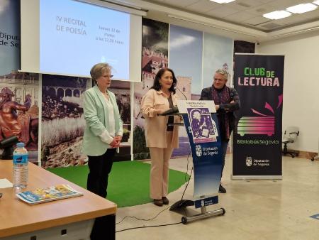 El Club de Lectura de los Bibliobuses vuelve a reunir a decenas de personas aficionadas a la poesía en torno al Día de la Mujer