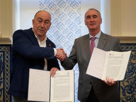 Imagen El Ayuntamiento y la Diputación firman el convenio para la adecuación de los terrenos del parking de la estación Segovia-Guiomar