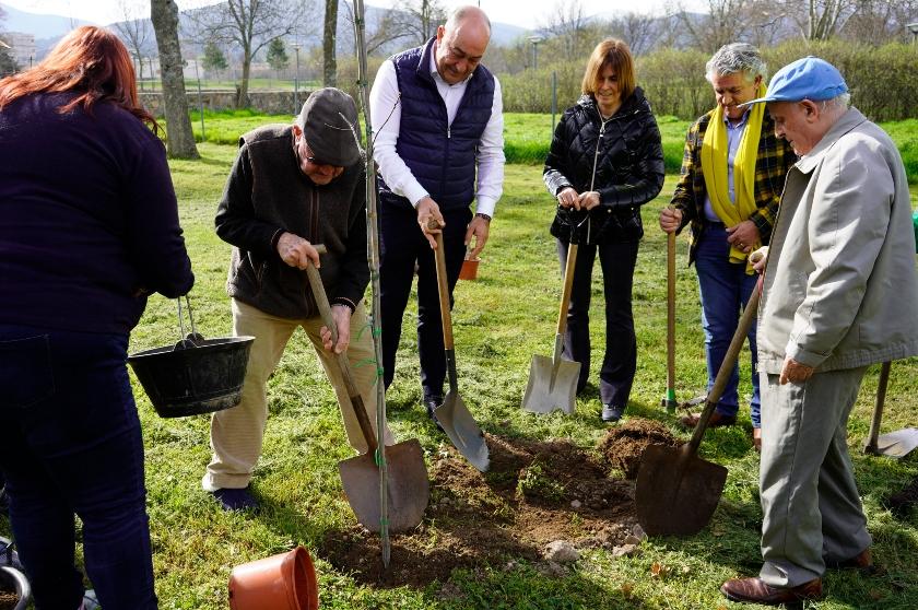 La Diputación de Segovia conmemora el Día del Árbol con una plantación simbólica en el Centro de Servicios Sociales La Fuencisla