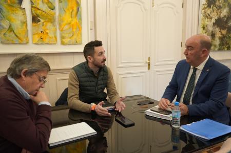 Varios alcaldes de la provincia trasladan al presidente de la Diputación sus proyectos para 2026