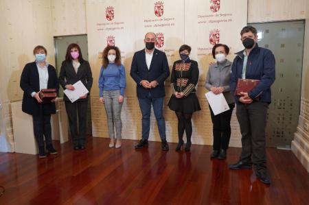 Alumnos del IES Catalina de Lancaster y del IES Giner de los Ríos reciben los premios a los proyectos ganadores del programa '¿Cuál es tu...