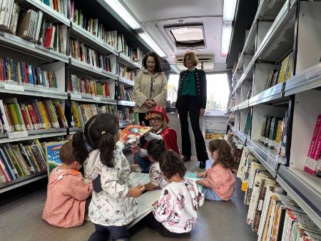 La iniciativa puesta en marcha por los Bibliobuses junto al Área de Asuntos Sociales, 'Creciendo entre cuentos', empieza su historia...