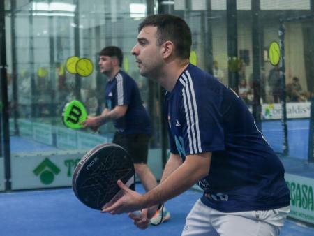 Más de un centenar de duplas masculinas y otras tantas femeninas disputan la última jornada puntuable del Circuito Provincial de Pádel Indoor...
