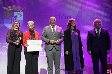 El presidente de la Diputación recoge el Premio FUNDOS a la Innovación Social Pública por el programa ‘Vecin+s Puerta con Puerta: Redes de...