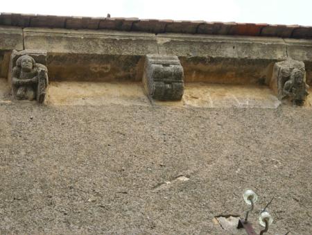 Detalle de los canecillos de la iglesia