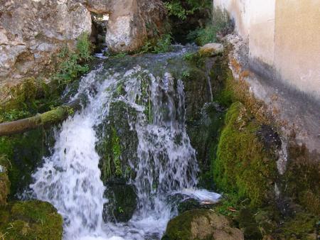 Cascada que forma el agua que mana de la fuente de Fuentesoto