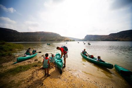 Canoistas llegando a la zona de la Serranilla