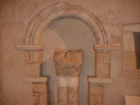 Capitel con decoració del románico de la Igl. de San Miguel
