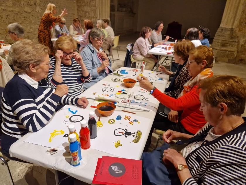 Los usuarios de los programas comunitarios de la Diputación de Segovia disfrutan de talleres artístico-educativos sobre la exposición ‘Ouroboros’