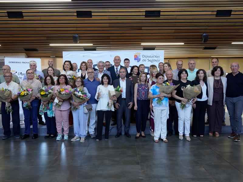 La Diputación celebra Santa Rita condecorando al personal que ha alcanzado diferentes grados de veteranía en la Administración y homenajeando...