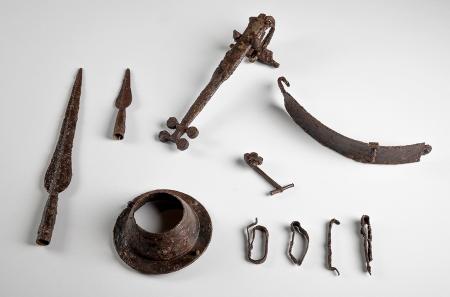 Imagen Ajuar de tumba celtibérica de la necrópolis de Los Algarrobales, en San Miguel de Bernuy. Museo de Segovia (foto: J. M. Cófreces).