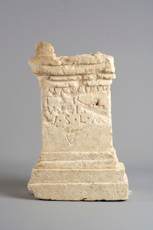 Imagen Altar dedicado a las Matres. Museo de Segovia (Foto: J. M. Cófreces).