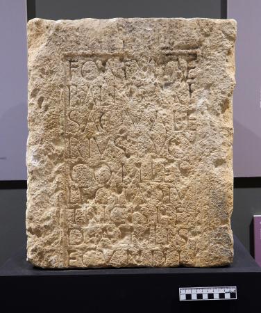 Imagen Pedestal dedicado a Fortuna Balnearis. Museo de Segovia (foto: J. M. Cófreces).