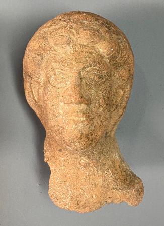 Imagen Cabecita de exvoto. Terracota. Siglo II d.C. Museo de Segovia (foto: J. M. Cófreces).