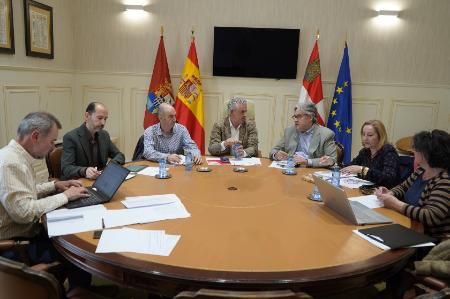 El prejurado del Premio Internacional de Poesía Jaime Gil de Biedma de la Diputación selecciona dieciséis obras finalistas para la trigésimo...