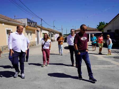 Imagen Varios alcaldes de la Campiña muestran a Miguel Ángel de Vicente cómo...