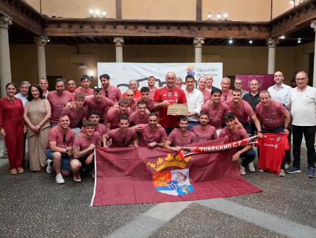 Imagen Un día después de lograr el ascenso a Tercera RFEF, la plantilla del...