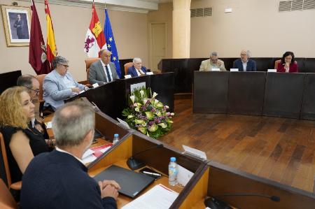 El fraile franciscano Víctor Herrero de Miguel gana un trigésimo sexto Premio Internacional de Poesía Jaime Gil de Biedma de la Diputación...