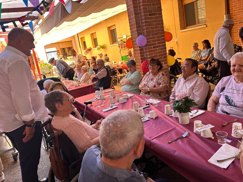 El equipo de profesionales de la residencia La Alameda de la Diputación y las personas que viven en el centro celebran el Día de la Fiesta con...