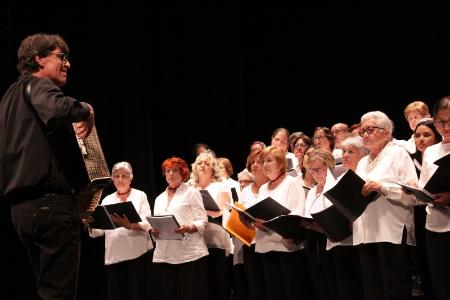 Nueve coros participan en el primero de los dos conciertos programados para cerrar el curso de Aulas para Convivir Cantando de la Diputación