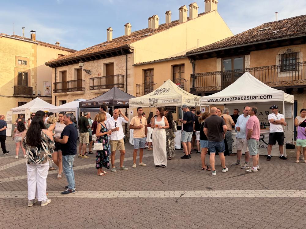 Amor a primera birra con Alimentos de Segovia mantiene su tirón en la Feria de la cerveza de Prádena y encara su gran final en Riaza