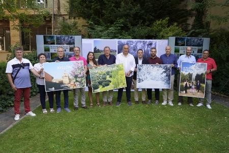 La tercera campaña turística de la Diputación presenta cuatro nuevos ejemplos que demuestran que el mundo está “más cerca de lo que imaginamos”