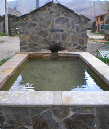 Fuente- abrevadero en la Plaza del pueblo. BECERRIL