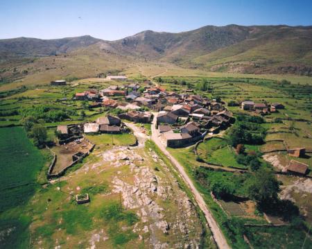 Vista aérea de Becerril, con la sierra al fondo