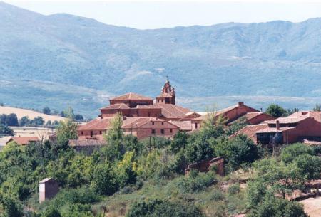 Vista parcial del caserío de Madriguera con la sierra al fondo