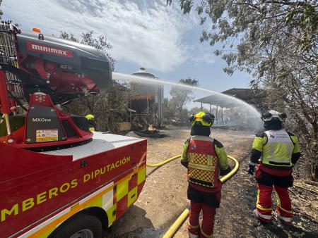 Los bomberos de la Diputación demuestran su madurez en el incendio de Brieva, cumpliendo su competencia en los núcleos urbanos afectados y...