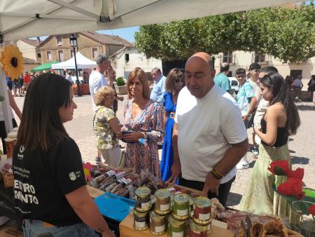 Torreiglesias estrena su Feria de las Flores con una gran respuesta del público en la tercera parada de la Caravana de Alimentos de Segovia