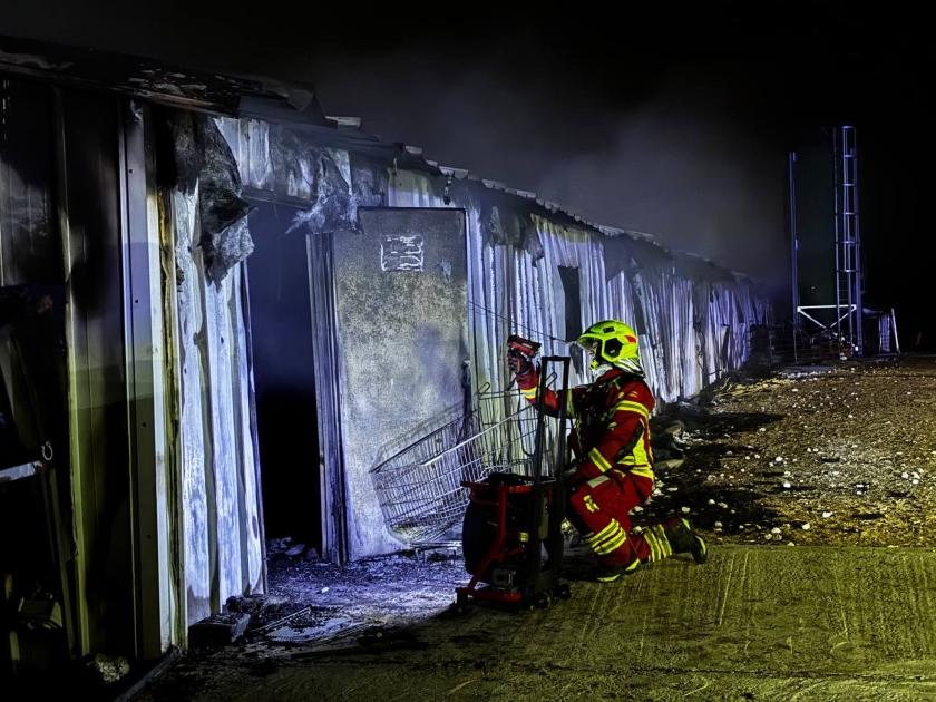 La actuación de los bomberos de la Diputación evita el colapso de una nave de cunicultura incendiada en el término municipal de Olombrada