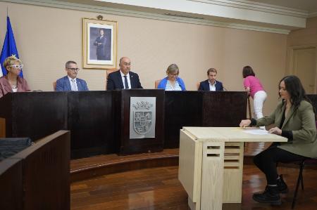 Dieciocho funcionarios toman posesión de sus puestos como auxiliares de personas dependientes en los centros de la Diputación de Segovia