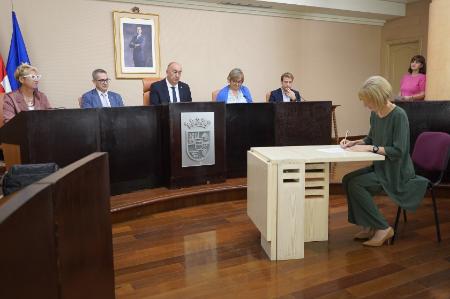 Dieciocho funcionarios toman posesión de sus puestos como auxiliares de personas dependientes en los centros de la Diputación de Segovia