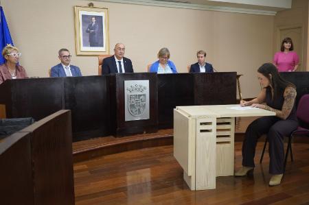 Dieciocho funcionarios toman posesión de sus puestos como auxiliares de personas dependientes en los centros de la Diputación de Segovia
