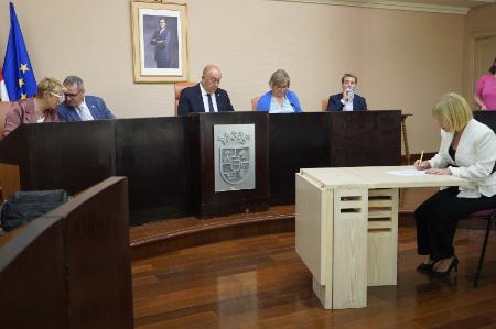 Dieciocho funcionarios toman posesión de sus puestos como auxiliares de personas dependientes en los centros de la Diputación de Segovia