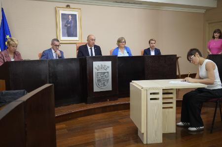 Dieciocho funcionarios toman posesión de sus puestos como auxiliares de personas dependientes en los centros de la Diputación de Segovia