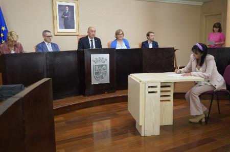 Dieciocho funcionarios toman posesión de sus puestos como auxiliares de personas dependientes en los centros de la Diputación de Segovia