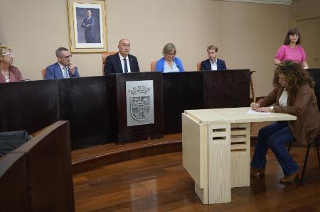 Dieciocho funcionarios toman posesión de sus puestos como auxiliares de personas dependientes en los centros de la Diputación de Segovia
