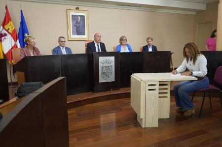 Dieciocho funcionarios toman posesión de sus puestos como auxiliares de personas dependientes en los centros de la Diputación de Segovia