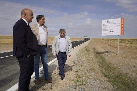 Imagen Miguel Ángel de Vicente visita el resultado de la mejora realizada por...