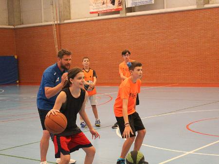 El entrenador internacional de baloncesto, Manuel Ángel Rodríguez participó en una jornada del Especialízate de baloncesto en Carbonero el Mayor
