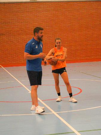 El entrenador internacional de baloncesto, Manuel Ángel Rodríguez participó en una jornada del Especialízate de baloncesto en Carbonero el Mayor