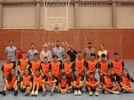 El entrenador internacional de baloncesto, Manuel Ángel Rodríguez participó en una jornada del Especialízate de baloncesto en Carbonero el Mayor