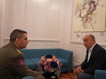 El presidente de la Diputación recibe al nuevo coronel director de la Academia de Artillería, Rafael de Felipe Barahona, y ambos se...
